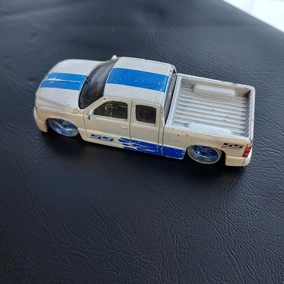 Maisto 2004 Chevrolet Silverado SS Pickup Blue/White Truck - Picture 1 of 5